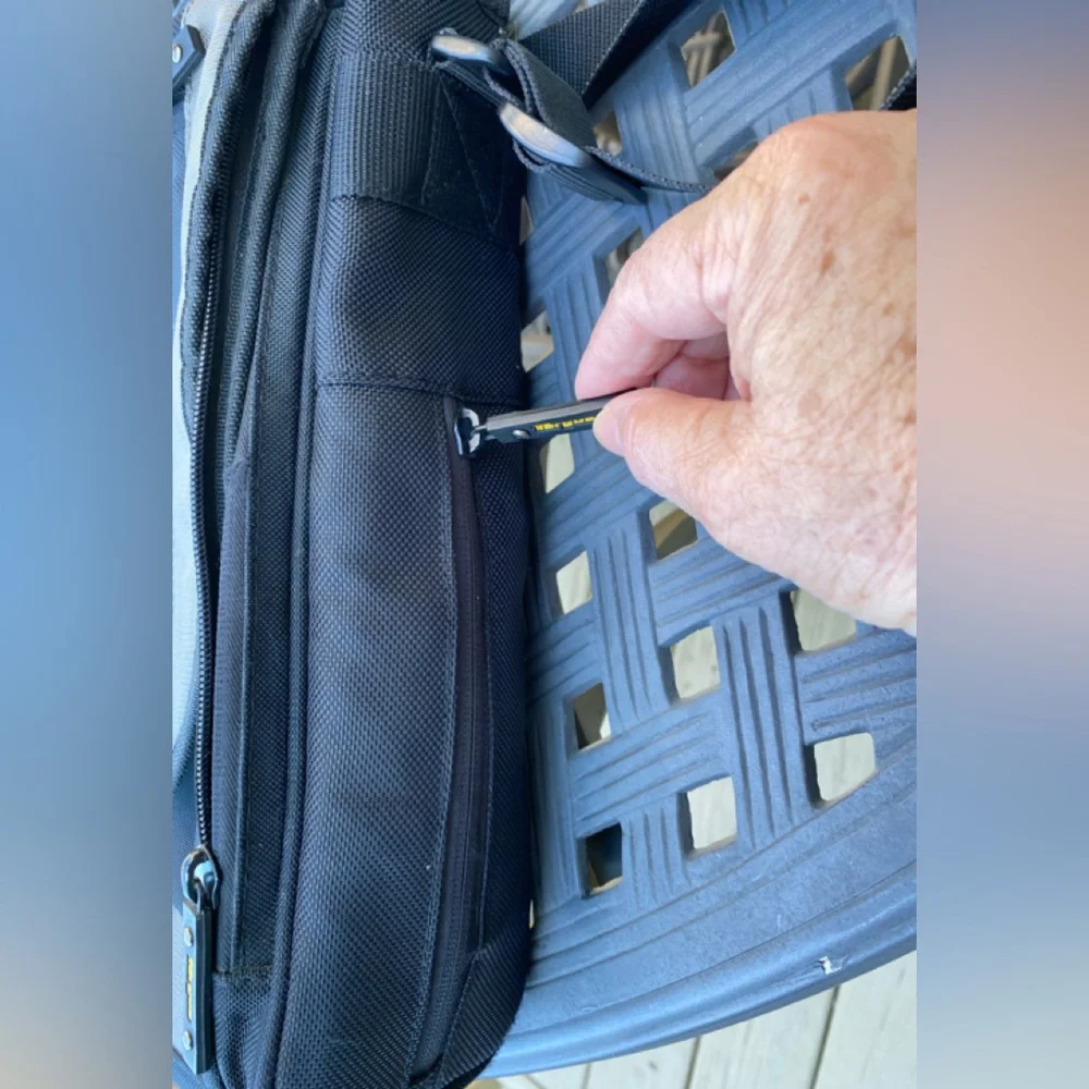 TARGUS - Black & gray trim Messenger Case for laptop, Size: 16”W x 12”L …